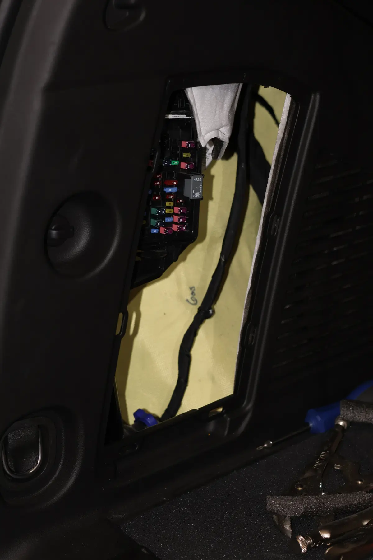 Panel de aramida visible detrás de la vestidura de una camioneta blindada