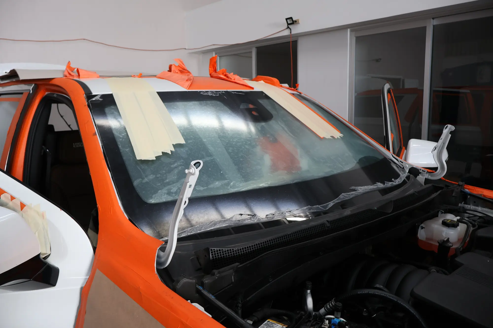 Camioneta encintada durante la instalación del blindaje