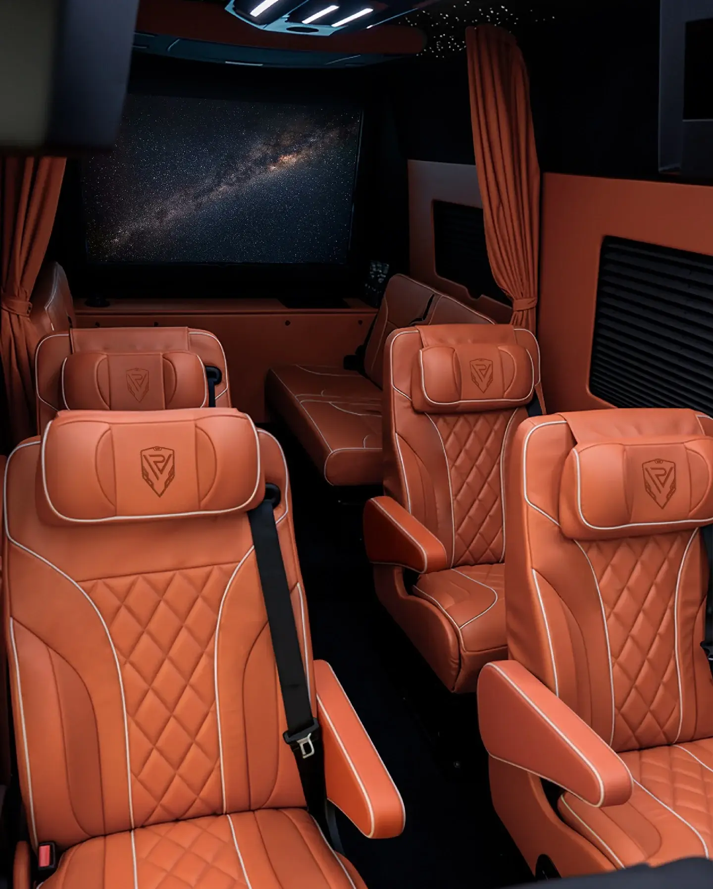 Interior de Royal Van con asientos capitán en piel cognac acolchada