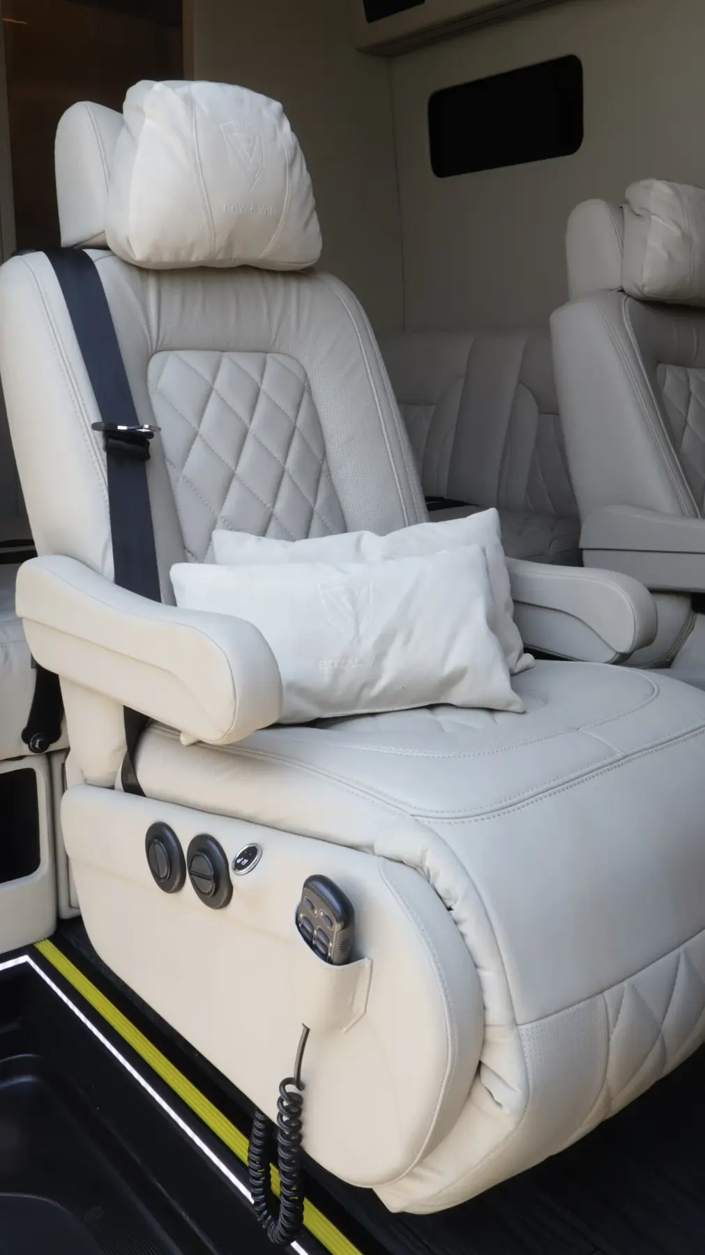 Asiento ejecutivo en piel blanca con reposapiés
